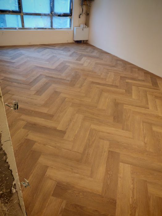 Професионален монтаж на паркет и первази