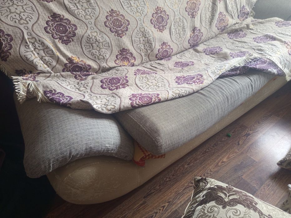 Отдам диван и 2 кресла.