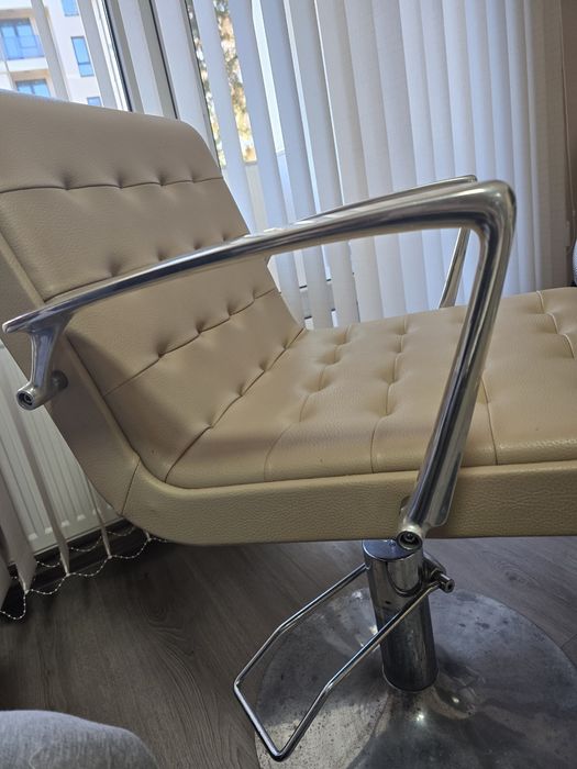 Фризьорски стол запазен