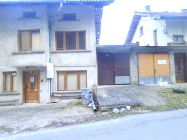 Продавам  ТРИЕТАЖНА  МАСИВНА КЪЩА на 500 м от центъра на гр. Тетевен