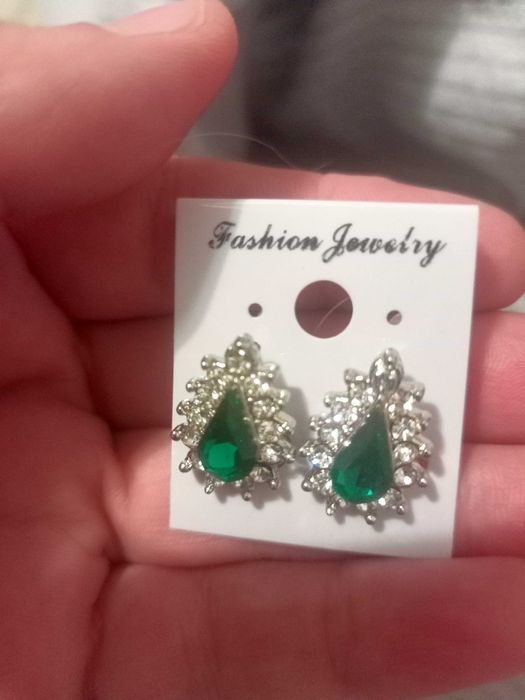Серьги новые с зелеными вставками