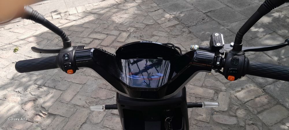 Скутер сотилади холати янги 3,4,кун минилган каска чехол зарядник  бор