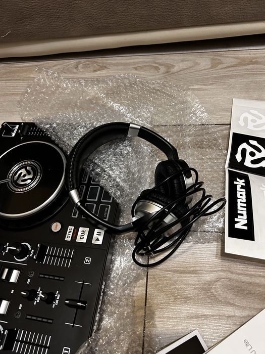 Диджейски пулт Numark+Numark слушалки