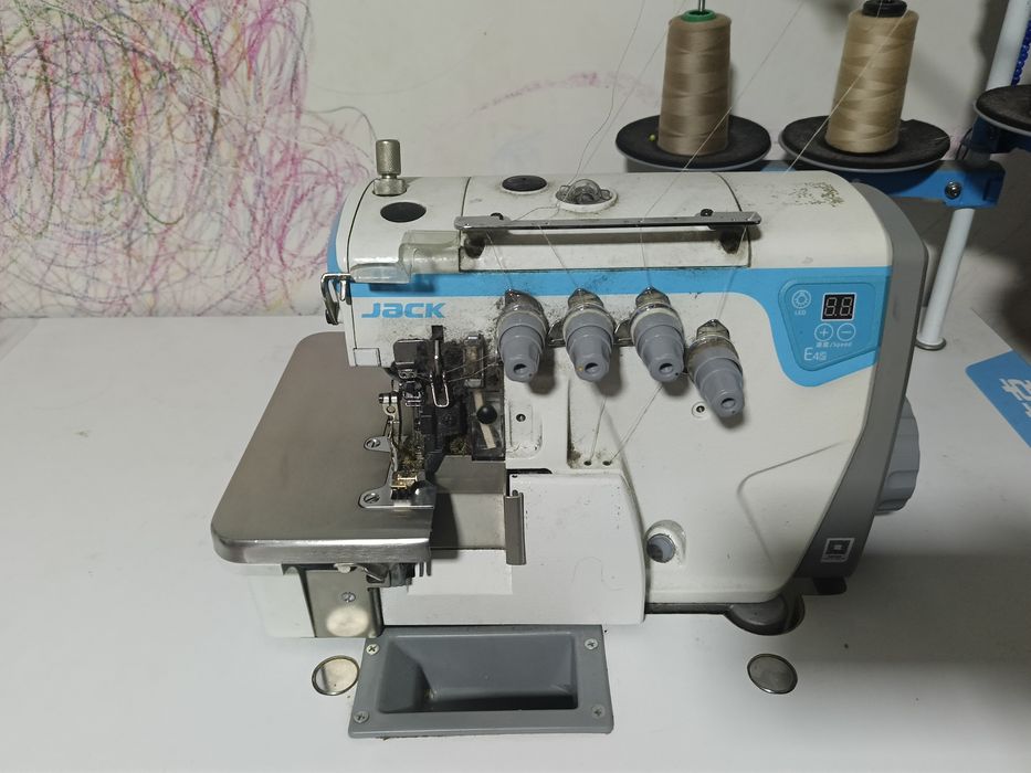 Tikuv mashinasi va averlok, jack brendi.