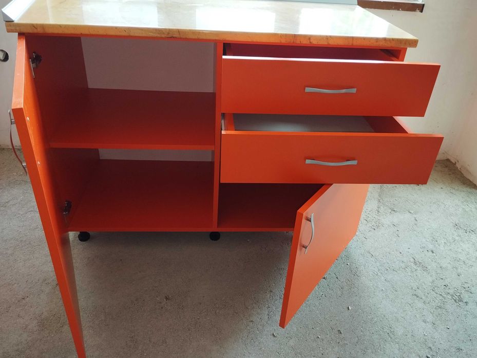 Продавам шкаф за кухня с чекмеджета.