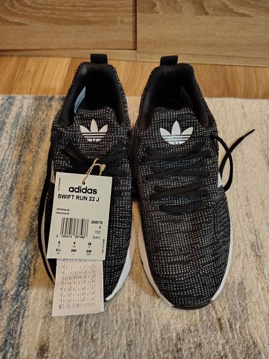 Adidași noi , nepurtati