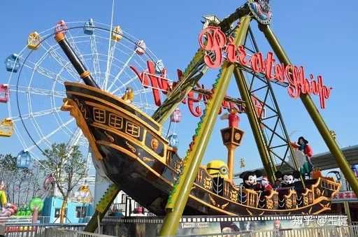 Atraksion piratiski karobli va skameykalar