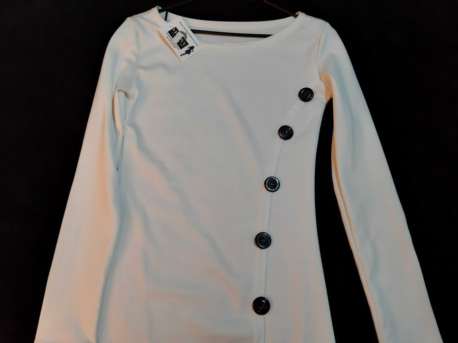 Рокля с декоративни копчета