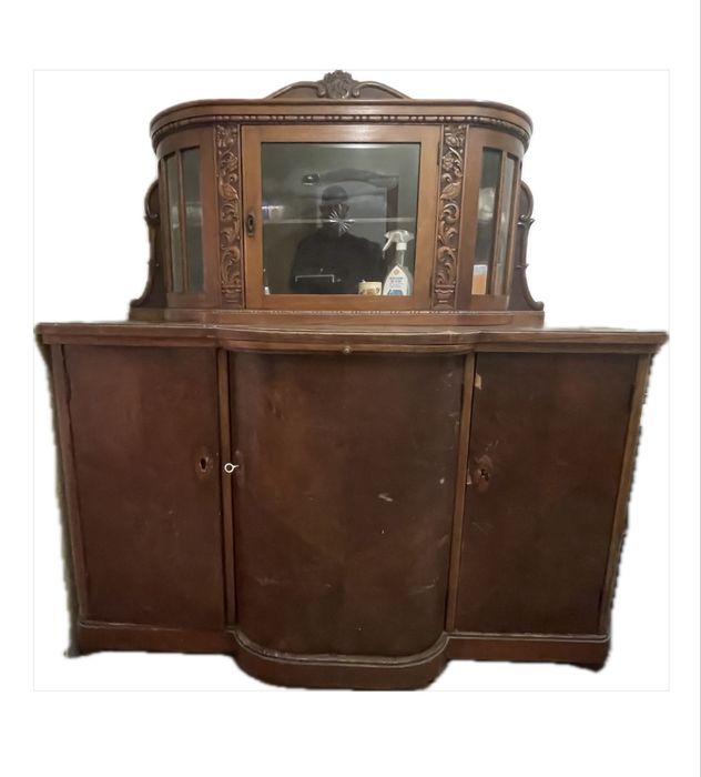 антикварна мебел бюфет с кристални стъкла в отлично състояние!