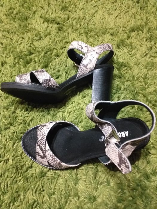 Sandale din piele,marime 36,noi !!