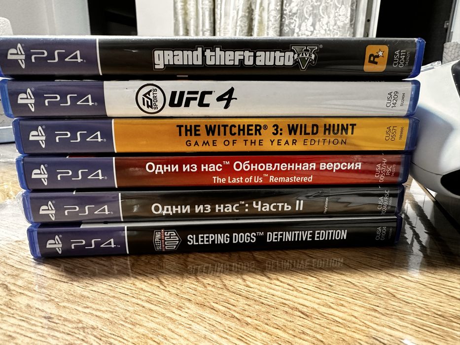 PS4 Pro 1TB + 2 геймпада + игры + диски