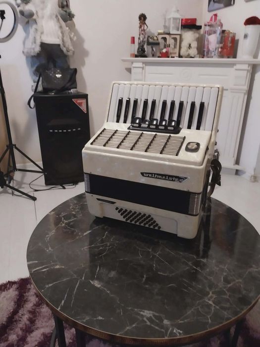 Acordeon weltmeister cu 40 basi în stare impecabila,  compresie maxima