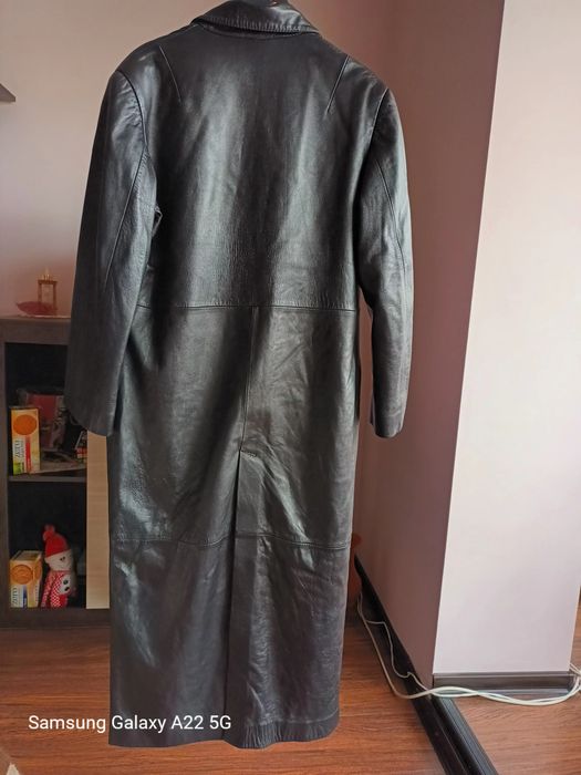 Văd haină de piele nouă (nepurtată).