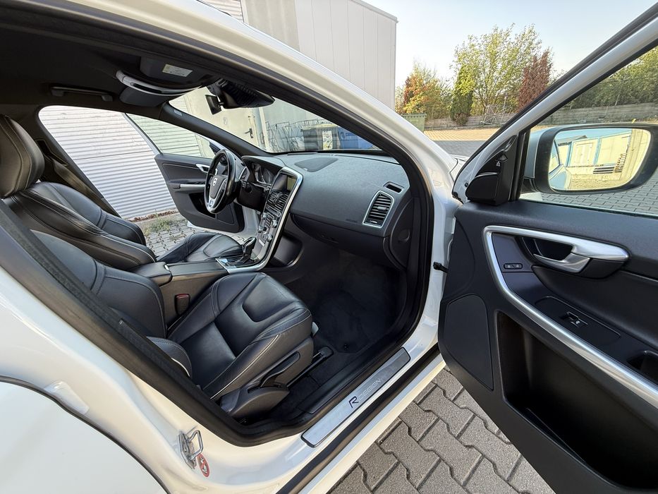 Volvo XC 60 R-design 4x4 automat 215cp Distronic Blis