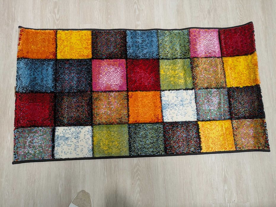 Нов килим с квадратни фигури 110-60 см