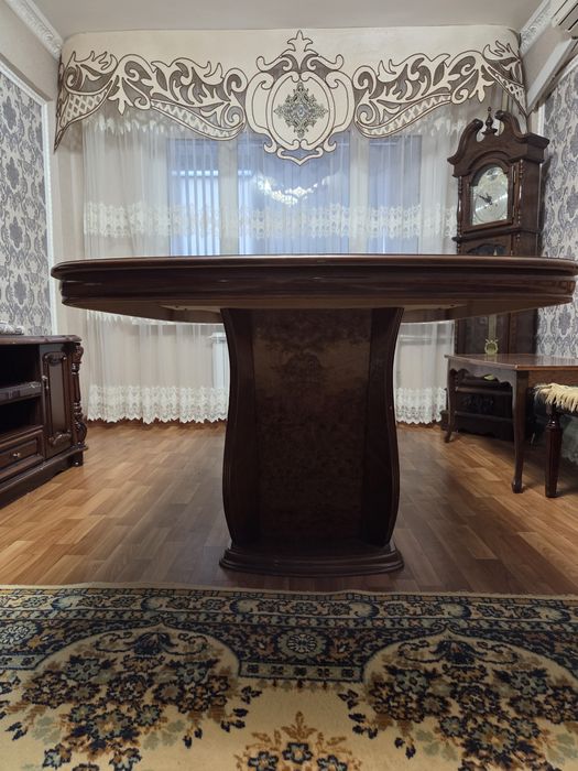 Продам стол /Италия/ и стулья б/у.