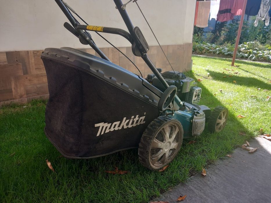 Makita tuns iarba benzina