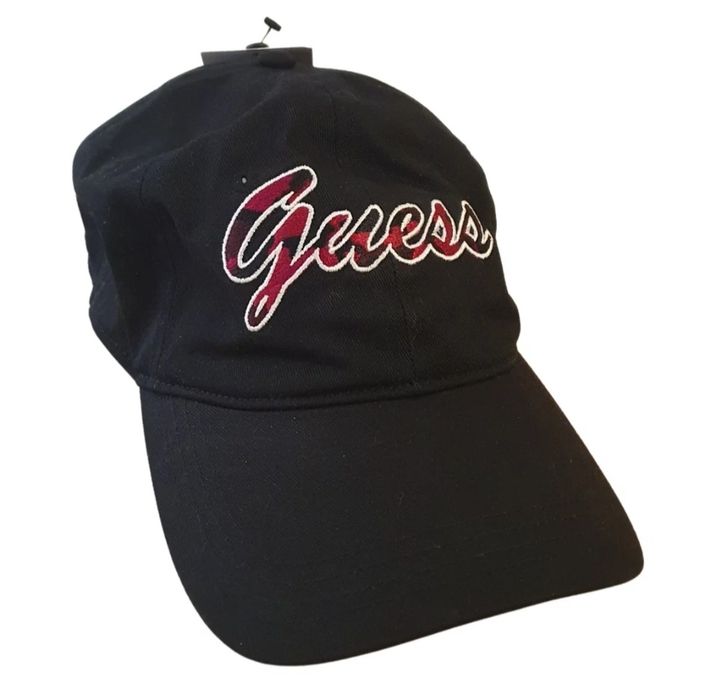 Шапка с козирка Guess