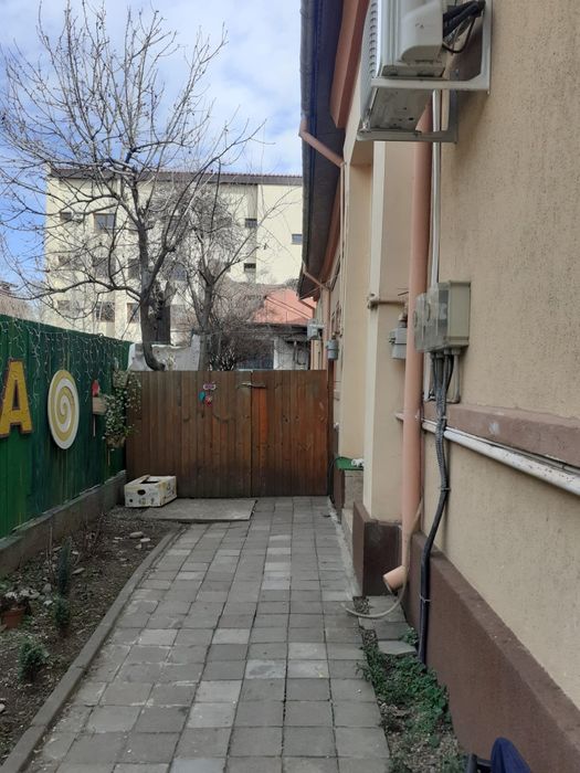 Închiriez  casa curte