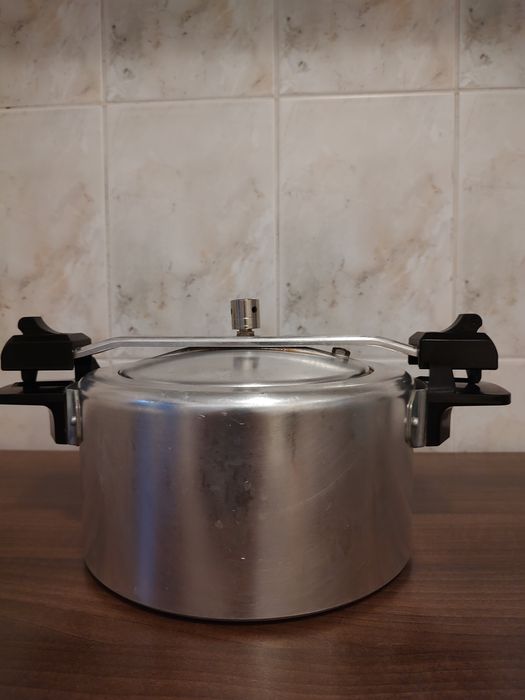 Vând oală sub presiune Kukta de 4 litri, în stare foarte bună.