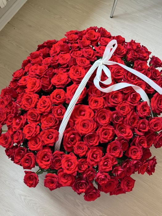 Цветы букет в корзине 101 красных роз