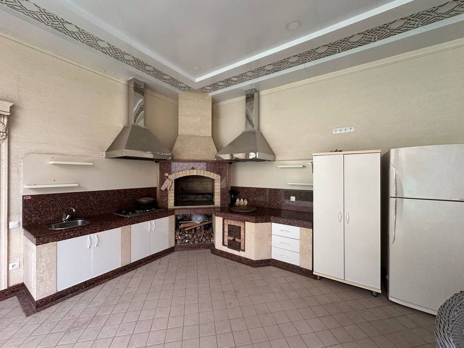 Продаётся участок Мирзо-Улугбекский Мевазор 6 комнатная