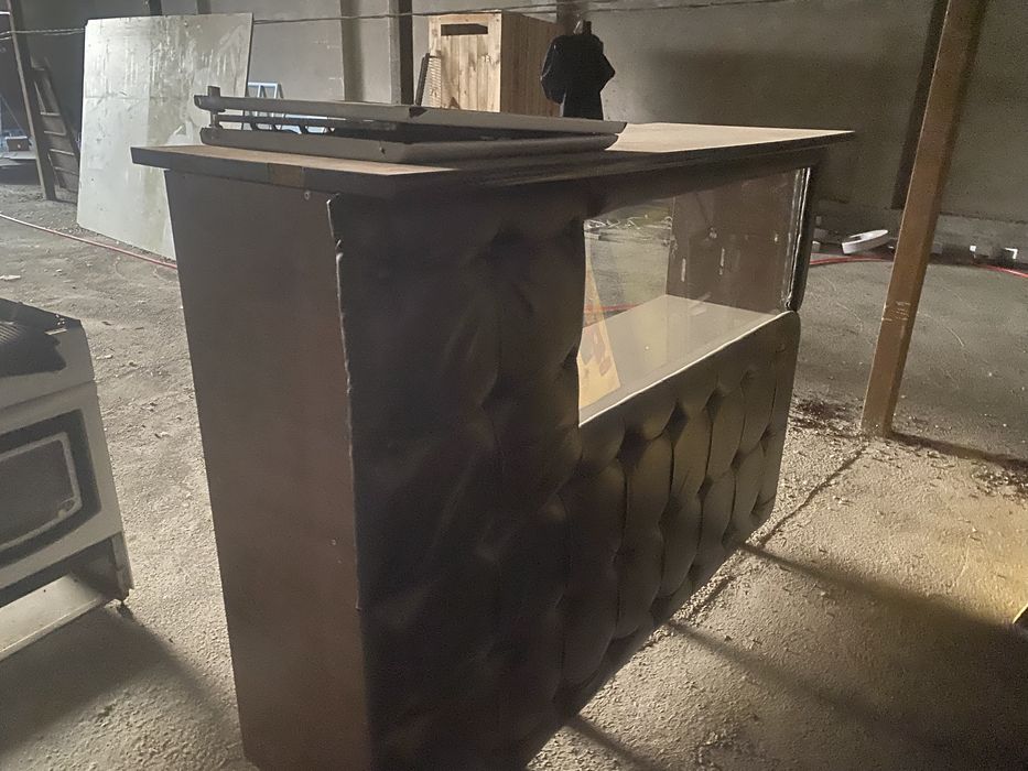 Платисковые окна и диван