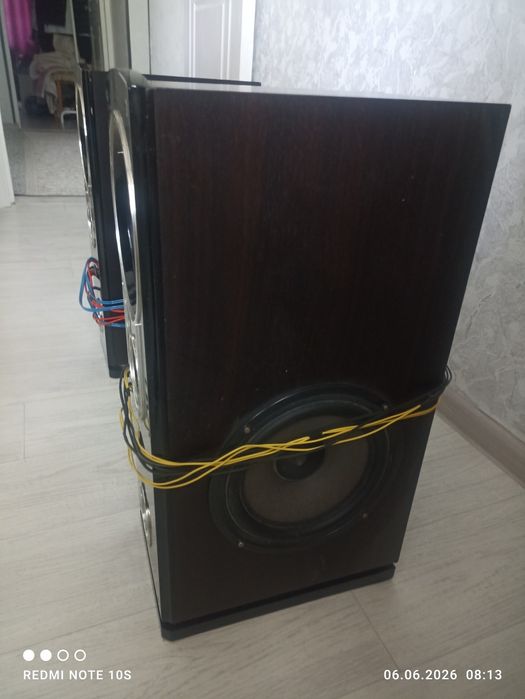 Продам две колонки со встроенным сабвуфером.