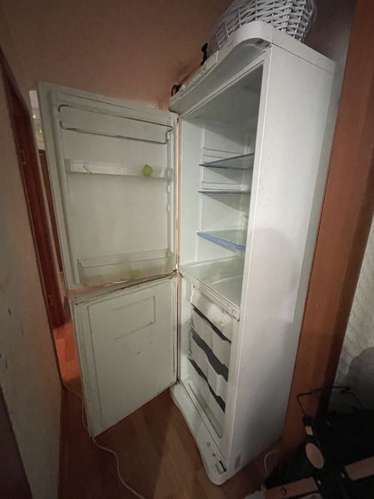 Продам холодильник indesit