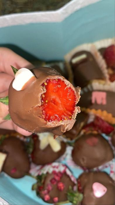 Бонбоньерки клубника в шоколаде