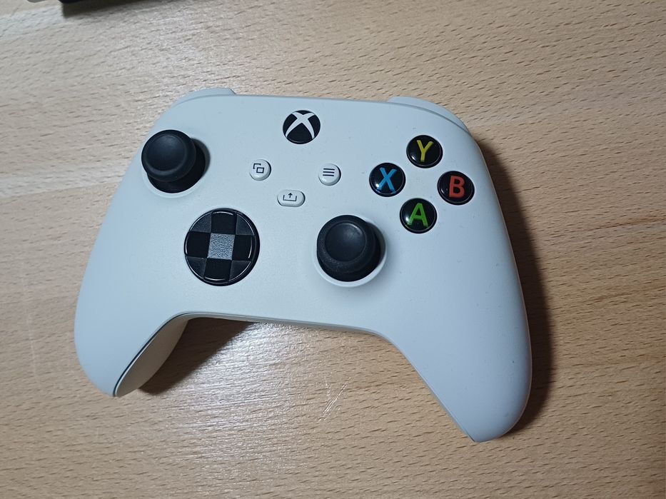 Xbox One S 1TB + 1 Xbox Series S controller