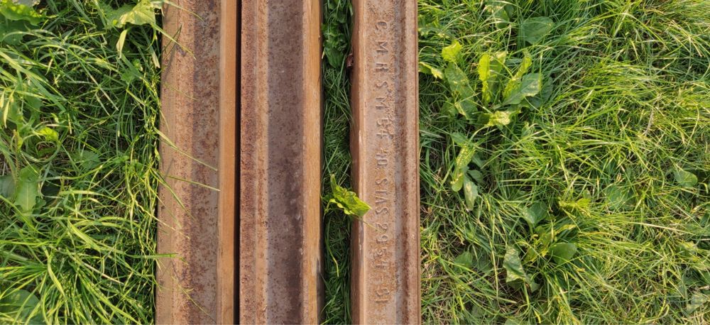 Vând 3 sine tren cu lungimea de 6 m fiecare, ștanțate-54kg/ m. Șinele au fost folosite la un acoperis de garaj pentru rezistență.