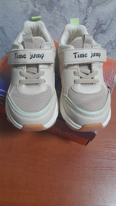 Кроссовки на девочку