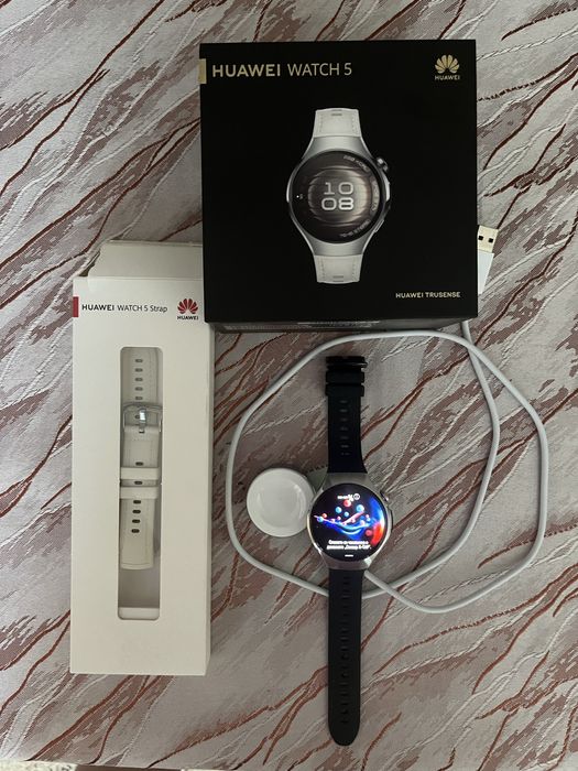Смарт часовник Huawei watch 5 42mm. като нов
