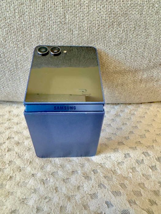 Samsung Galaxy Z Flip 256GB / 12GB RAM – Като нов, 100% батерия + MagSafe калъф[ПАРИТЕ СА В ЕВРО]