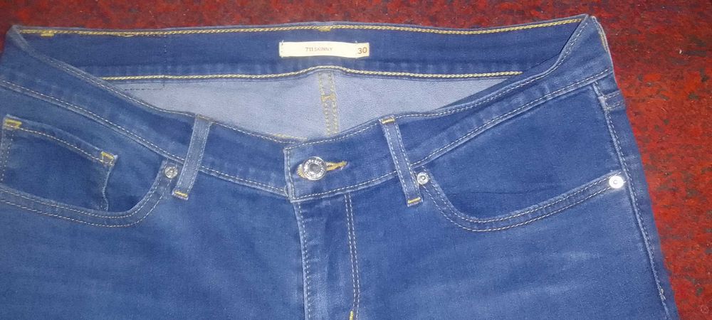 Levis 701 Продаются джинсы.