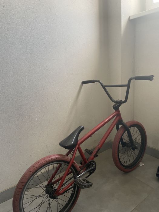 BMX красный немношка сломан . Цепь и калесо.