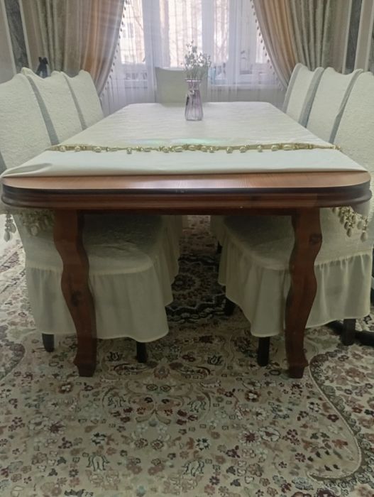 Стол для гостей//гостинный