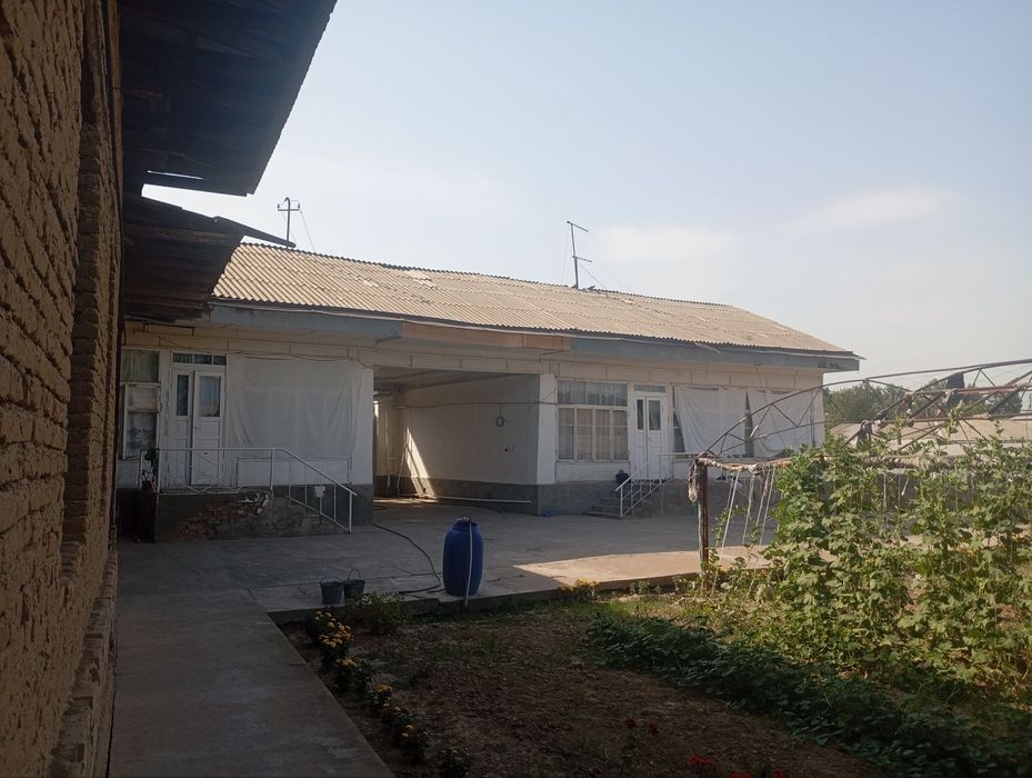 Uy sotiladi 9 xona 18-sotix