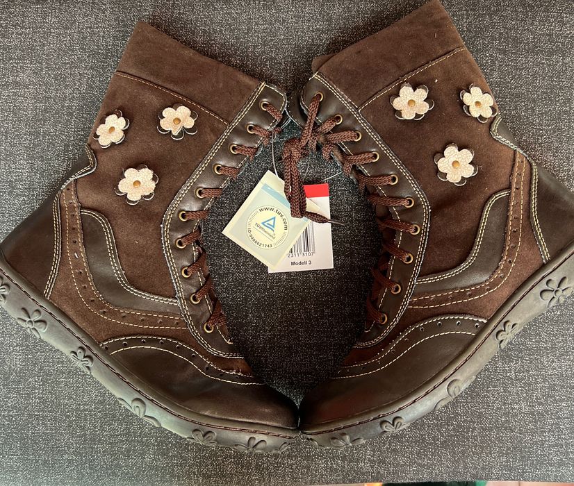 Нови детски ботуши от изкуствена кожа с текстилна подплата. Размер 36.