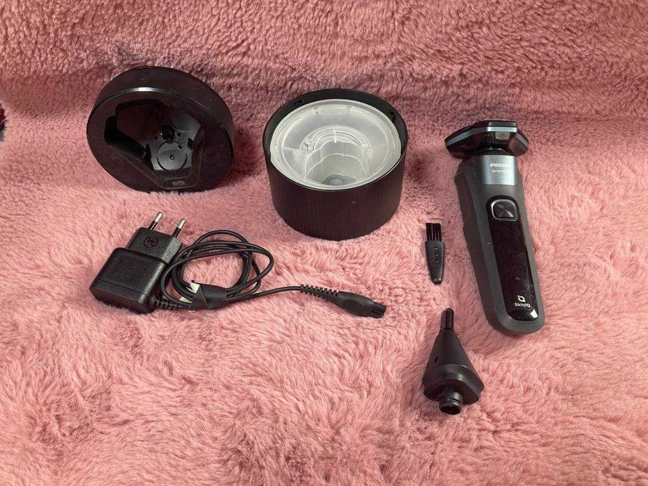 Електрическа самобръсначка Philips Series 5000 SkinIQ със зарядна станция и функция за почистване