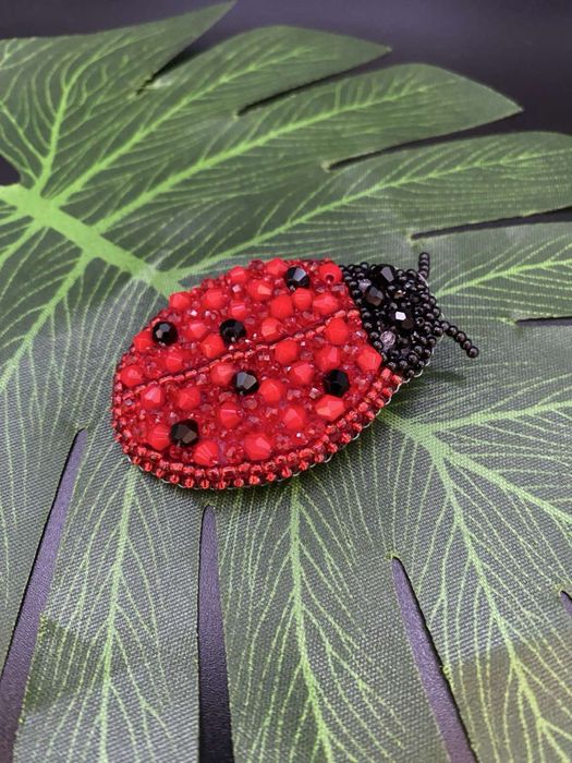 Ръчноизработени брошки с мъниста