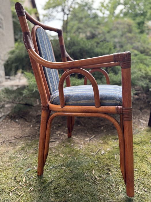 Дървен стол с тапицерия