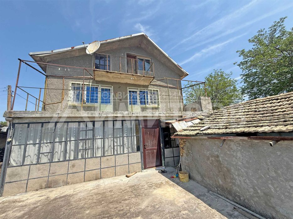 Продава триетажна вила с хубав, равен двор от 825 кв.м в с. Златна нива, обл. Шумен