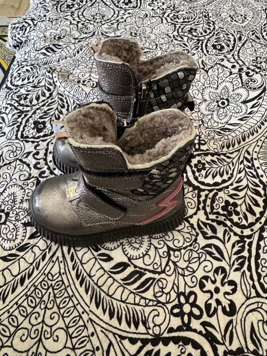 Продам детскую обувь