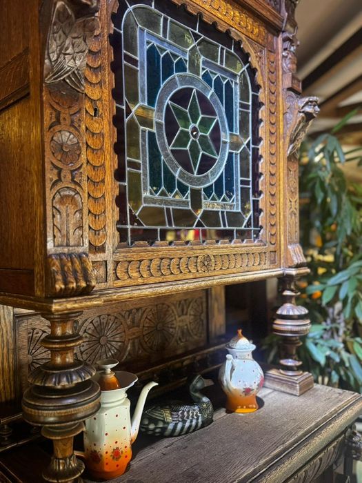 Антикварный шкаф