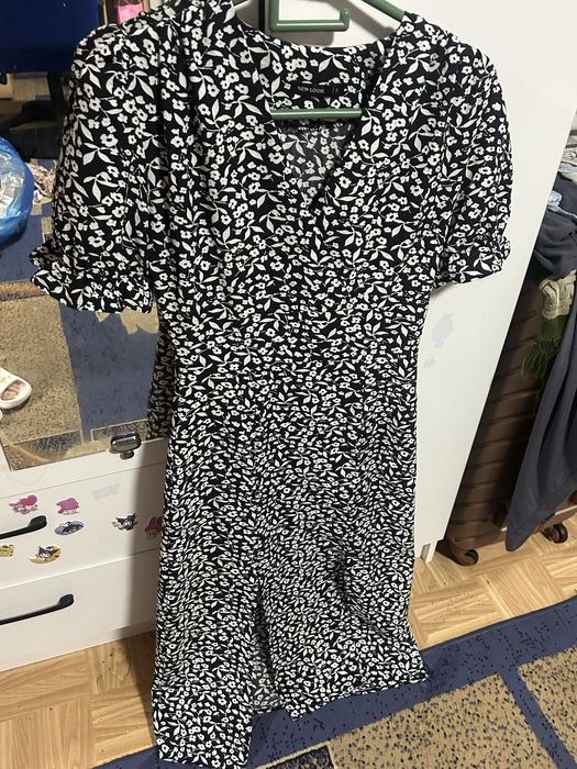 Платье черное цветочное