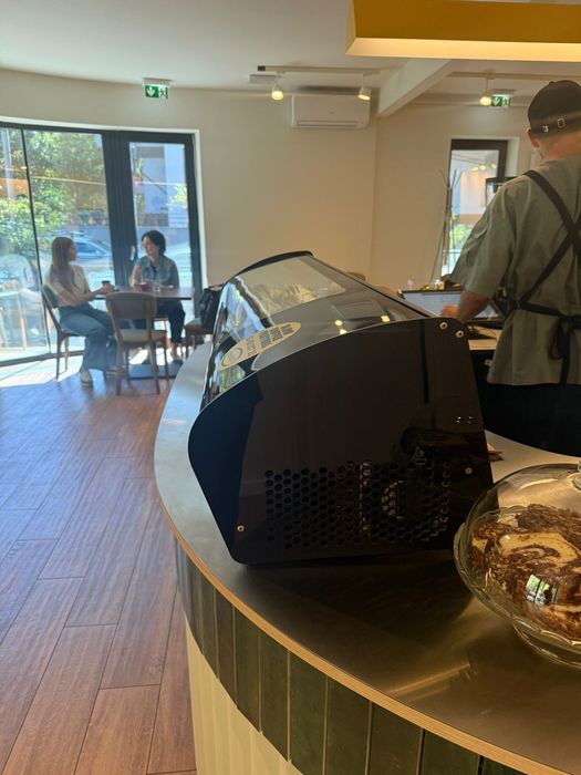 Vitrină SAYL cafenea/patiserie-ca nouă, funcționează impecabil