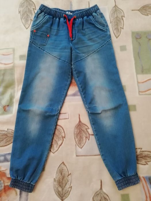 Распродажа джинс на подростковый возраст.