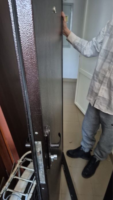 Продам входную дверь